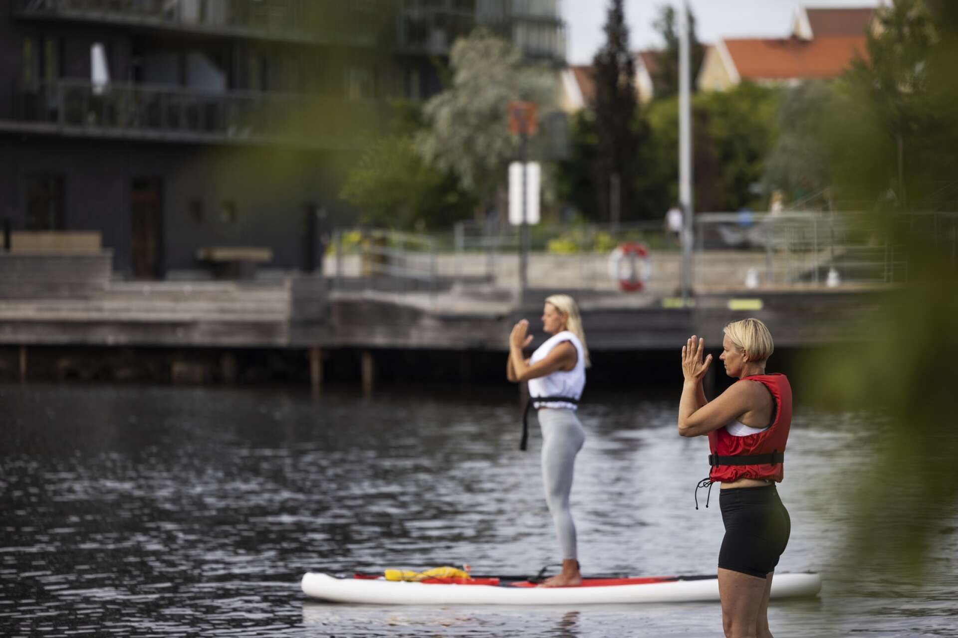 Från vänster: instruktören Anki Träff och Sara Olsson. Det är svårt att stå på brädorna när båtarna åker förbi och skapar vågor.