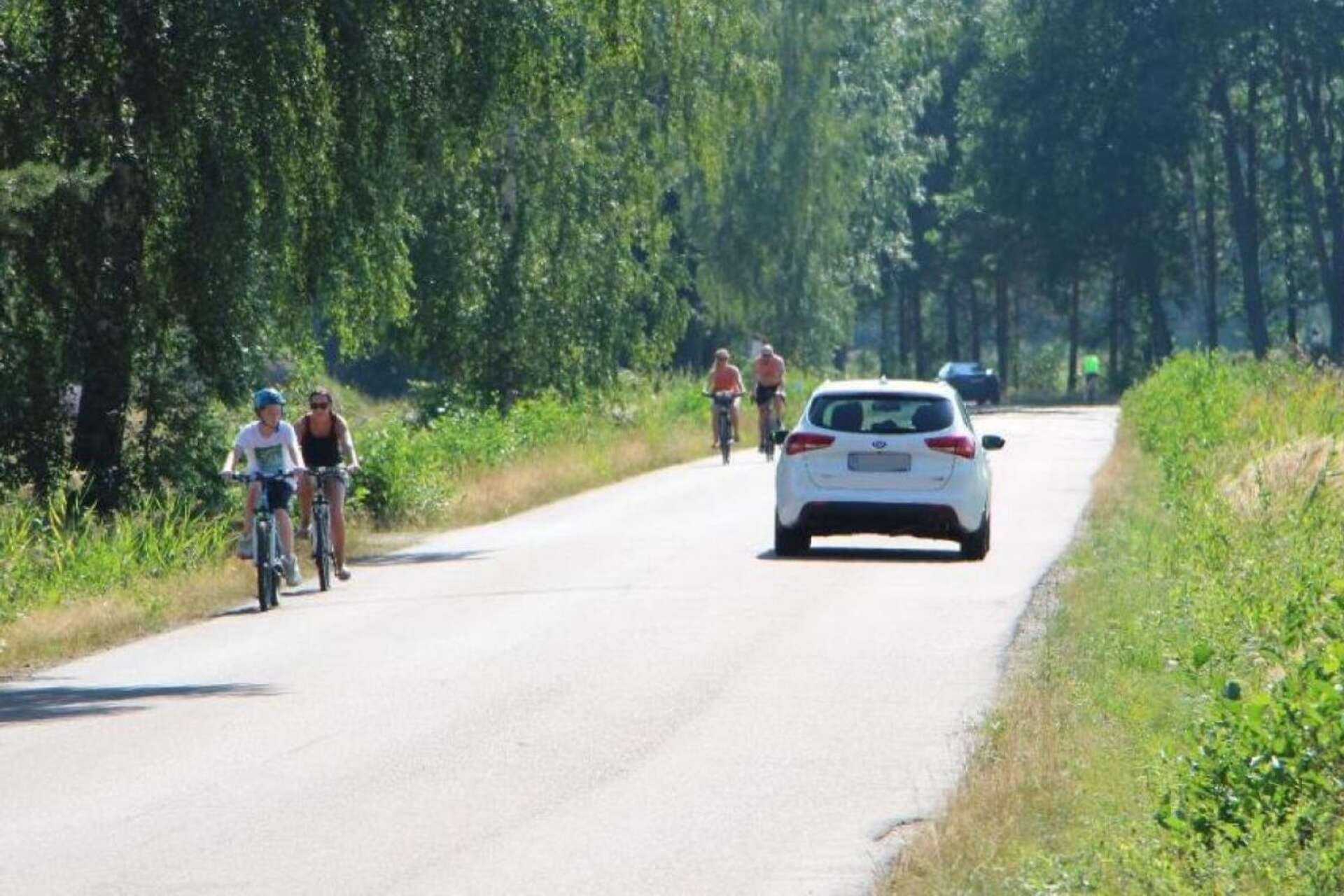 Det är trångt för de många gående och cyklisterna längs Bomstadsvägen.