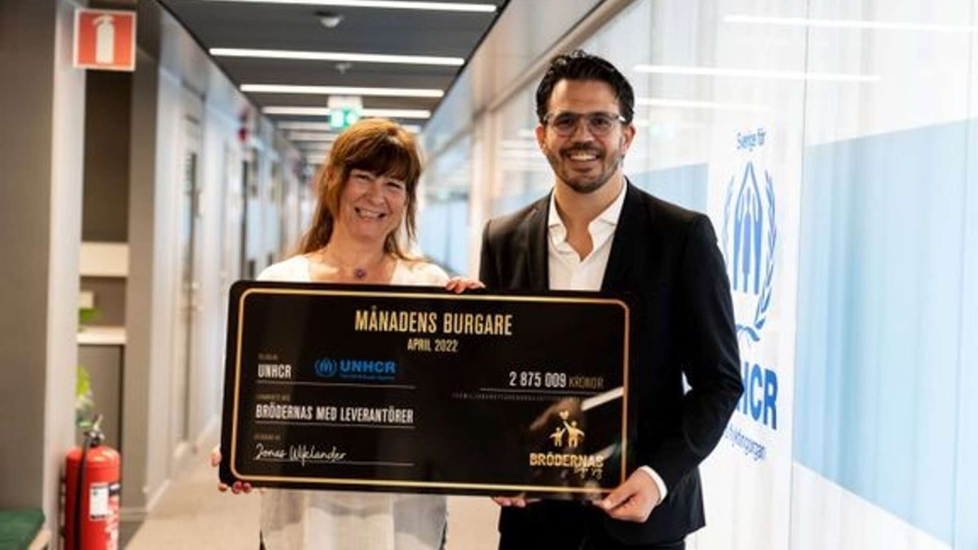 Joakim Wiklander, Brödernas VD och grundare, överlämnar checken till Sverige för UNHCR. 
