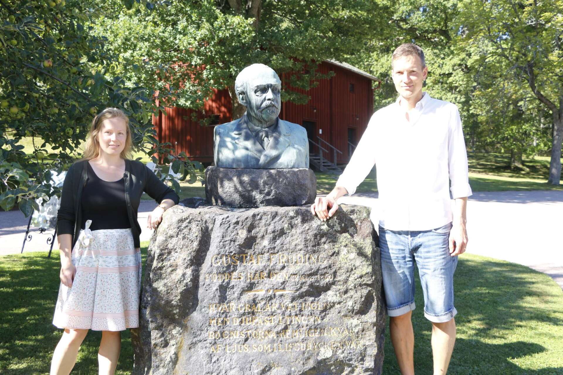 Trion Tant Grahn består av Anna och Anders Grahn samt Anders dotter Julia. På deras senaste skiva är det poeten Gustaf Fröding som står i centrum. 