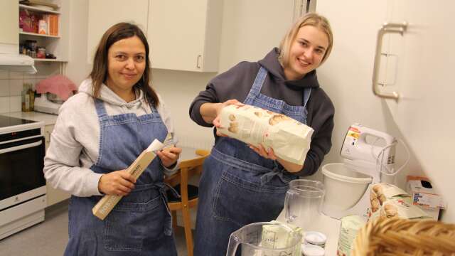 För Liudmyla Nartey och Iryna  Sydorovska från Ukraina väcker honungskaka fina minnen från deras hemland. Nu kommer det att bjuda på kakan under Kultur- och skördefesten i Mariestad. 