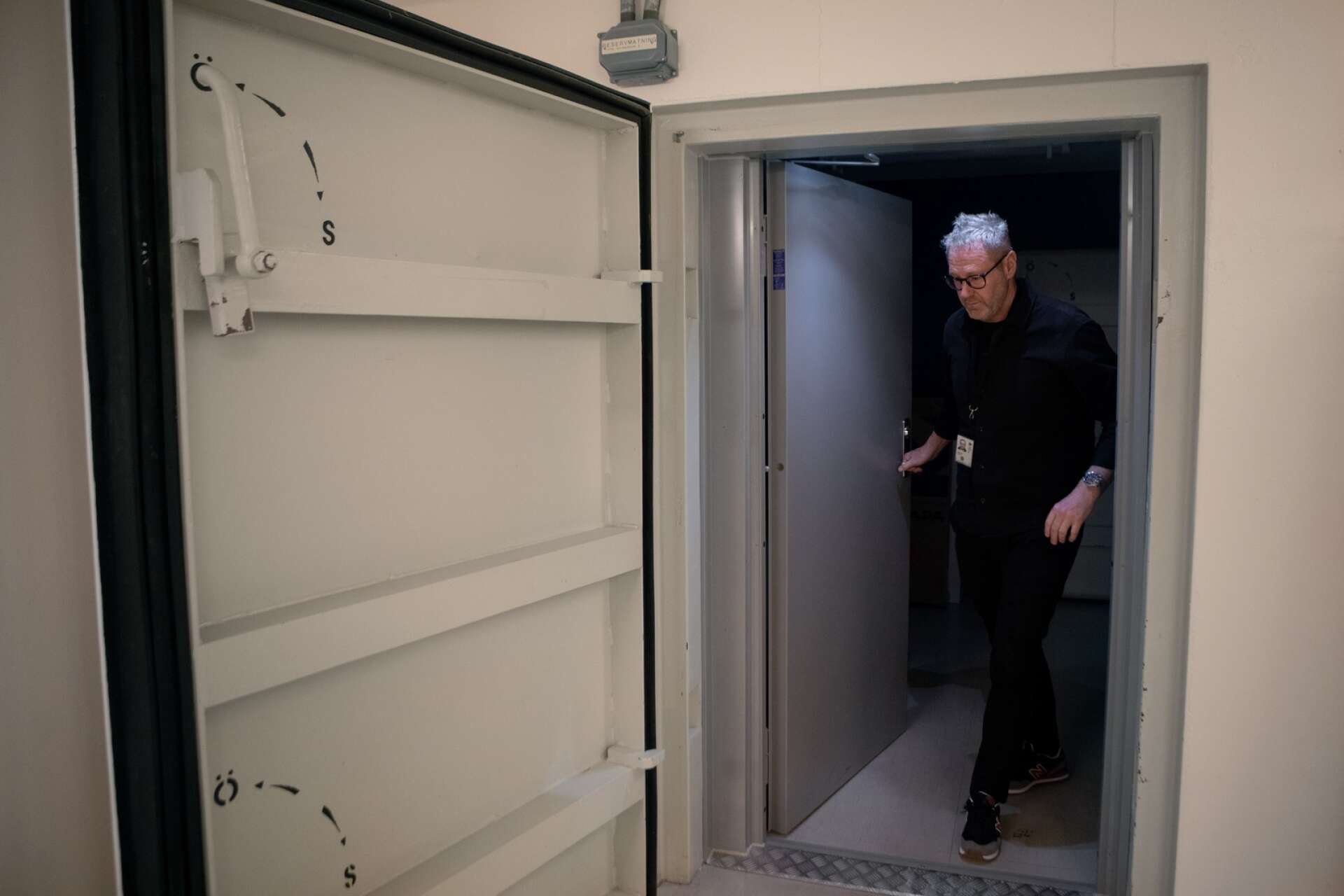 Henric Eriksson visar runt i lasaretts skyddsrum.