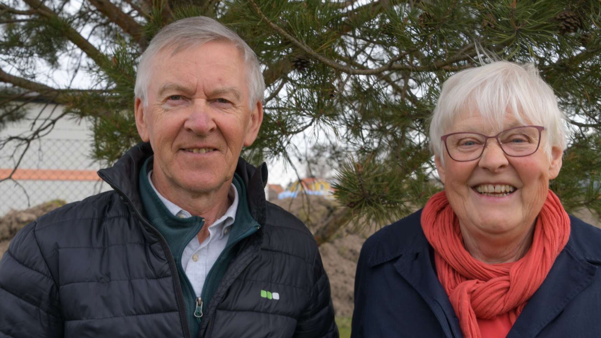 Hans Johansson och Britt-Marie Benjaminsson i nätverket Töreboda Ställer Om tar tillfället i akt att berätta om sin verksamhet under Naturstudiedagen vid Borreboda dammar. 