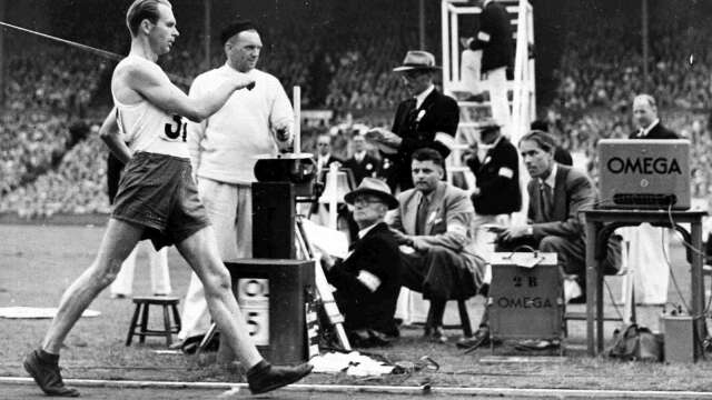 Kristinehamns framgångsrikaste olympier är gångaren John ”Mix” Mikaelsson som tog två guld. Här går han i mål på Wembley i London 1948.