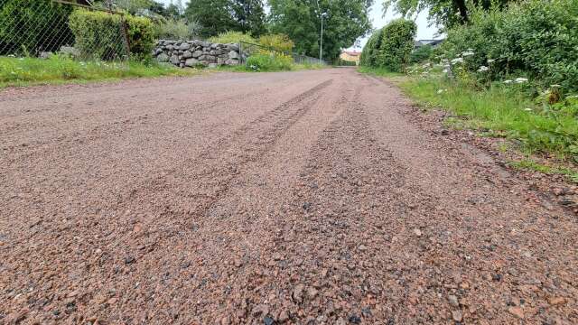 Många grusvägar i Kristinehamn drabbades av skador i samband med regnet Under måndagen reparerades bland annat vägar på Djurgården.