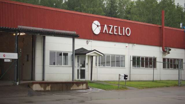 Azelios anställda är nu uppsagda, men inte arbetsbefriade. På måndag börjar många jobba igen efter semestern.