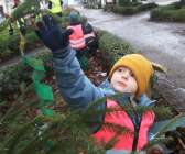 Förskolebarn  klär granar i Esplanaden julgran julpynt