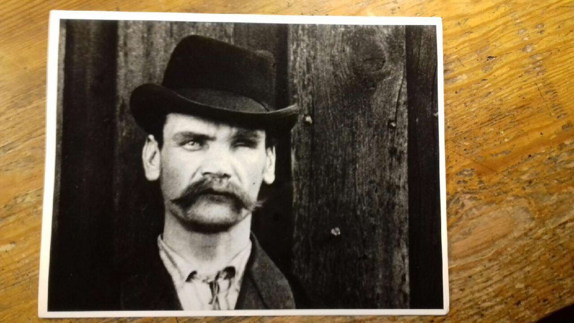 På fotot från 1896 ses ögonskadade gruvarbetaren Erik Johan Rahm. Hans ögonskada beror sannolikt på en olycka i gruvan. Bilden är med i filmen och fanns ursprungligen på en gruppbild som Mats Holmstrand fotograferat av för att visa de enskilda gruvarbetarna.