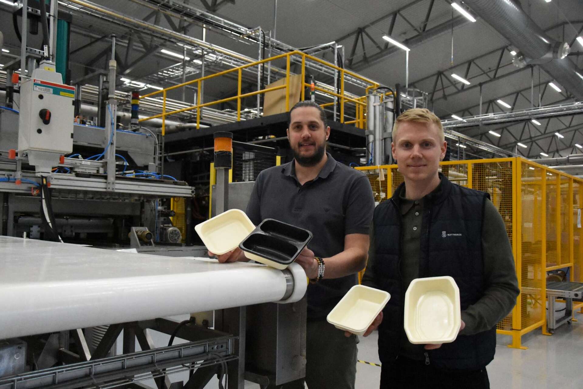 Rottneros Packaging-medarbetarna Henrik Grankvist, Production Manager och Jesper Jansson, försäljning.