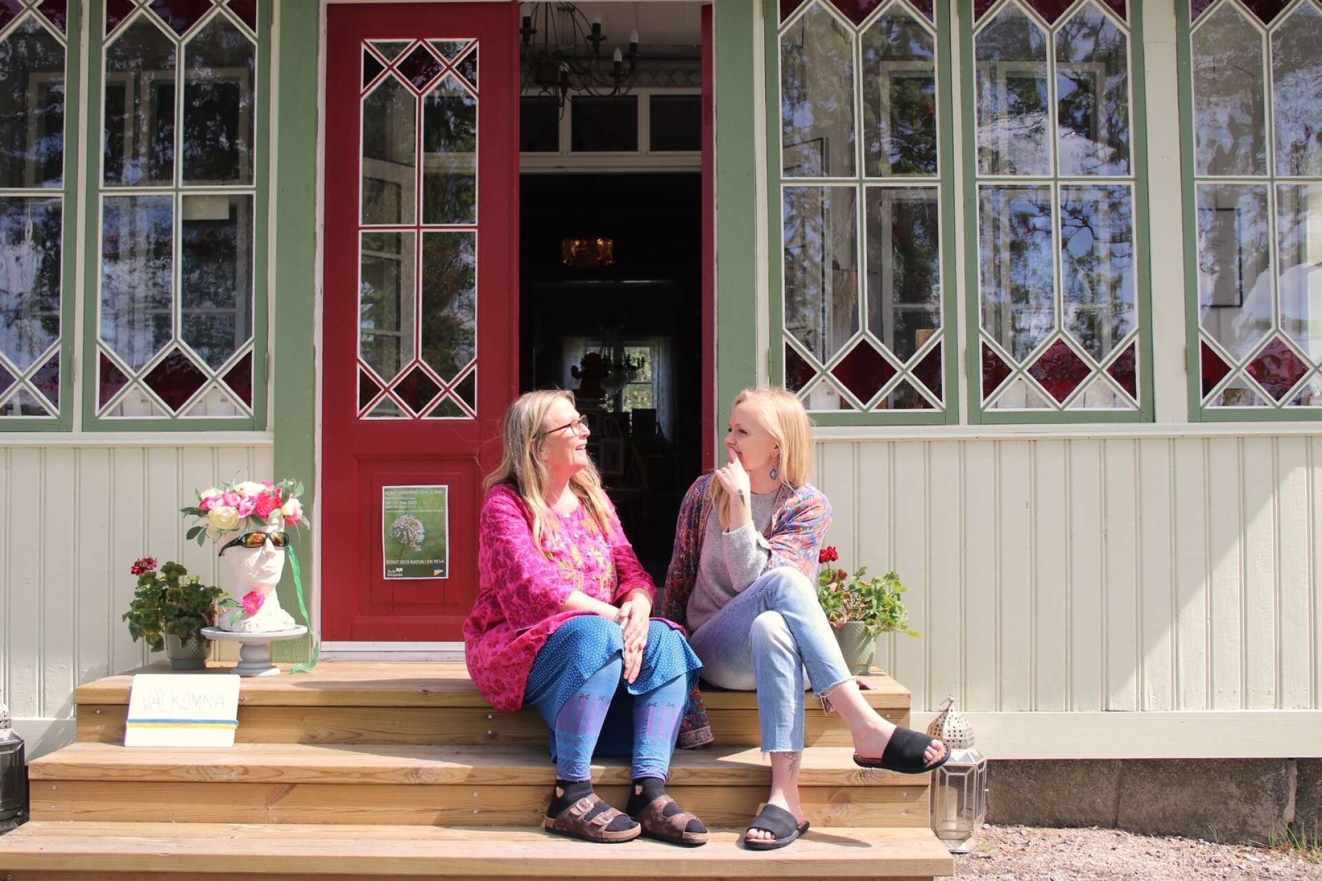 Konstnärerna Mia Ekholm och Alva Ekholm tar emot tillsammans under Konstvandring i Dalsland.