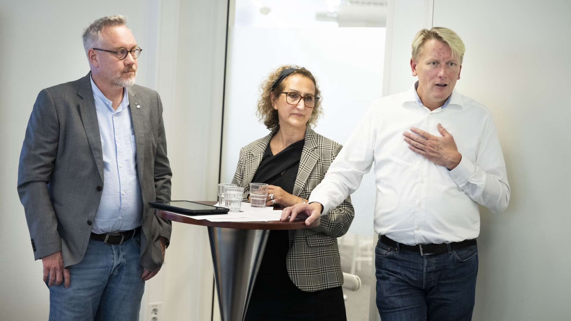 Politiska majoriteten presenterade det nya sparförslaget genom Jens Östergren (C), Parvane Assadbegli (V) och Daniel Schützer (S).