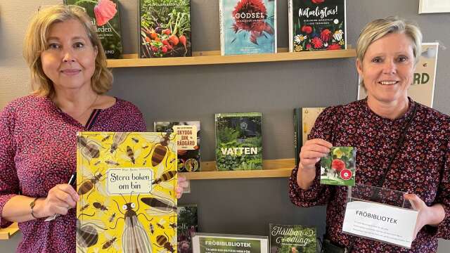 Mia Norrby och Maria Wiman på biblioteket visar fröbiblioteket, där man kan lämna fröer man inte behöver och hämta nåt nytt om man vill. Eller låna en trädgårdsbok.