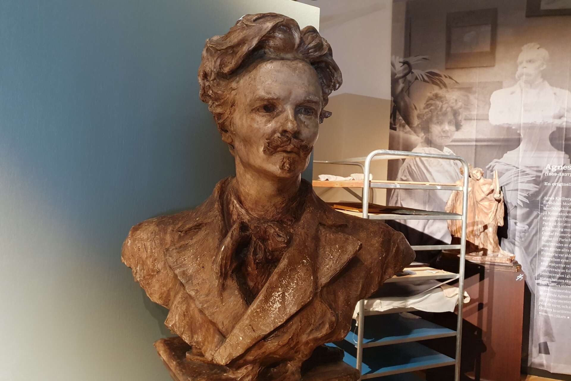 Den kända statyn föreställande August Strindberg finns i en annan version på Nationalmuseum i Stockholm.