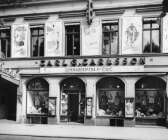 Sommarekipering pågår hos CGC:s butik på Kungsgatan 20. 1951 gick flytten till Drottninggatan.