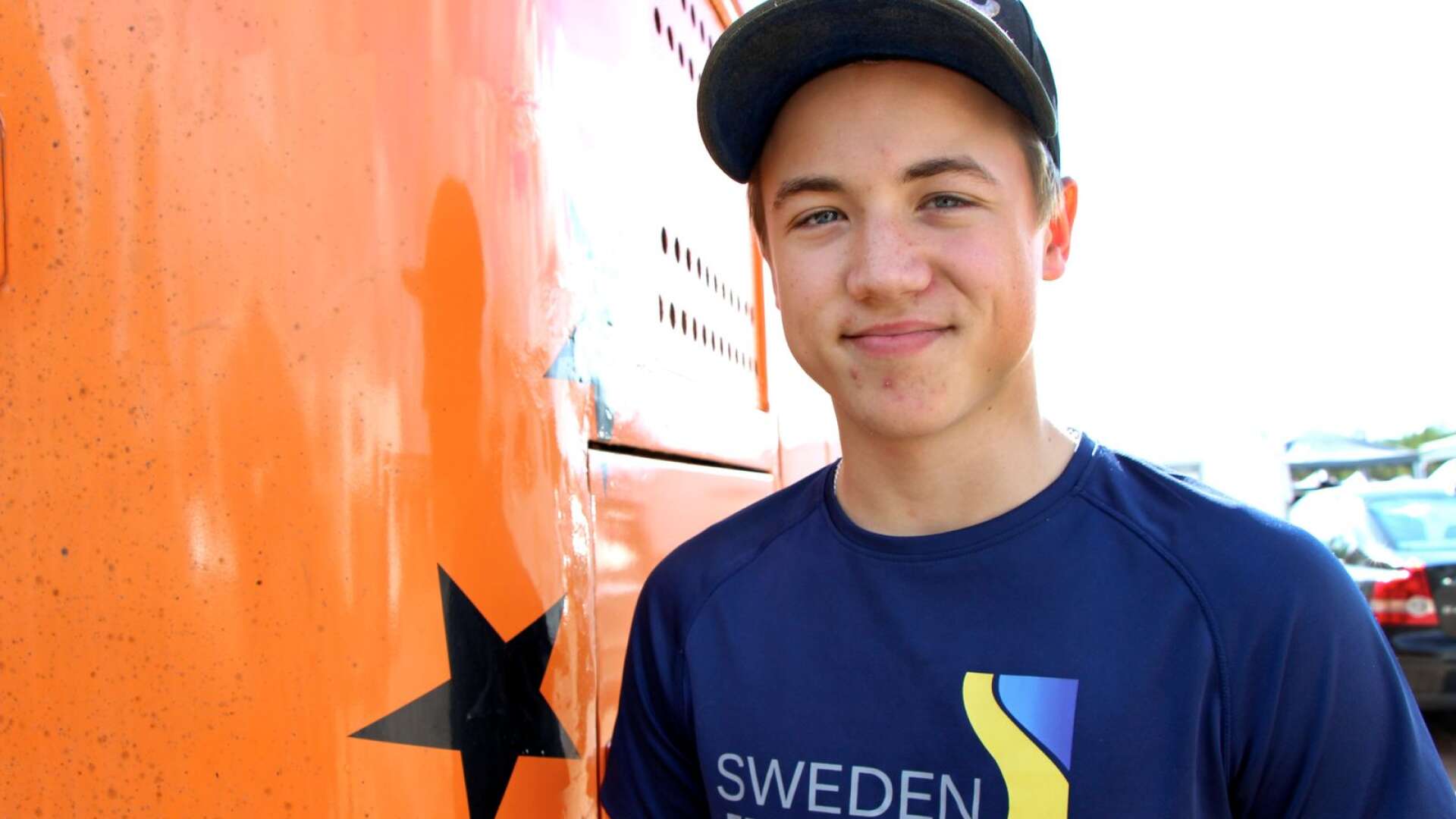 Linus Östlund, 19, är ett stort hemmahopp under RallyX Nordic-helgen i Höljes.