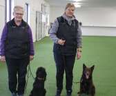 Invigning av nya hundsporthallen. Maud Gustafsson och Anette Andersson med hundarna Mulle och Tass.