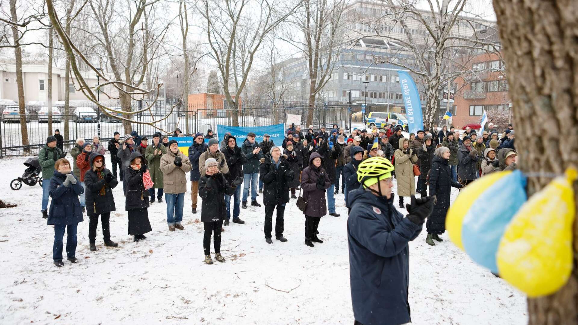 Varje vecka under året har Svenska FN-förbundet och andra organisationer stått utanför Rysslands ambassad i Sverige och krävt att kriget upphör, skriver Annelie Börjesson med flera.