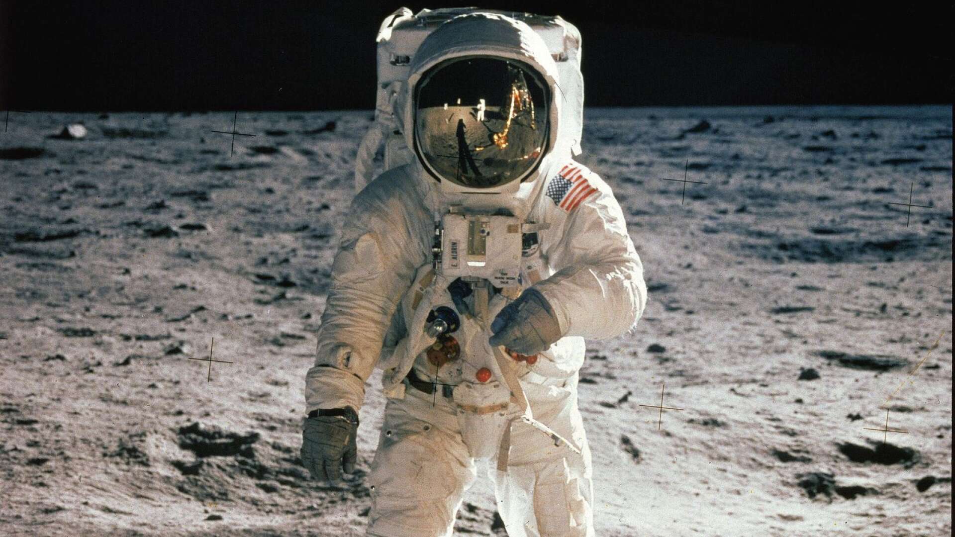 Klocka 21.17 den 20 juli 1969 tog de mark. Och för första gången var det människor på månen. Inget annat ögonblick i rymdforskningens historia kan konkurrera med denna händelse.