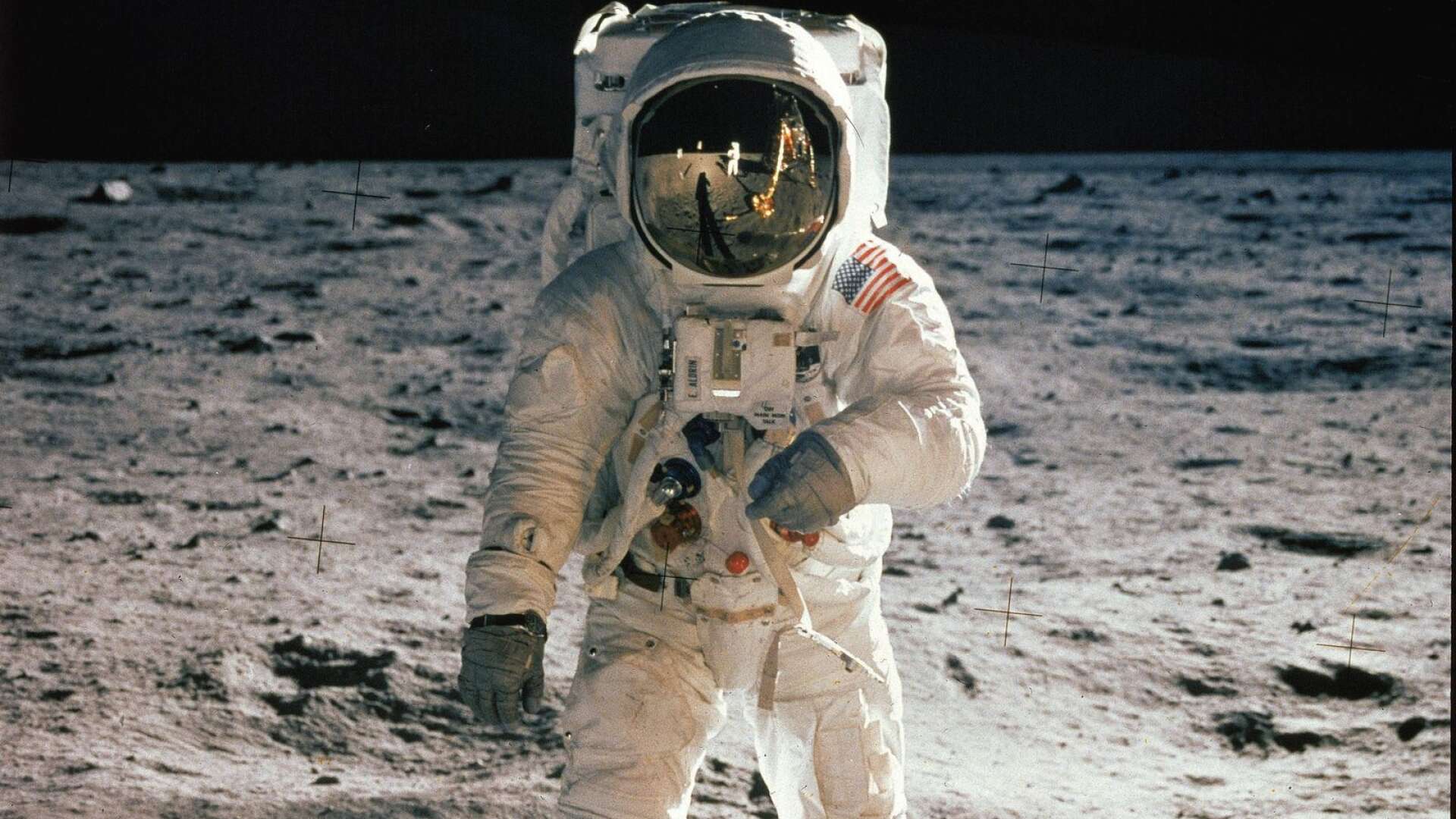Klockan 21.17, 20 juli 1969 tog de mark. Och för första gången var det människor på månen. Inget annat ögonblick i rymdforskningens historia kan konkurrera med denna händelse, skriver TT:s Roland Johansson. 