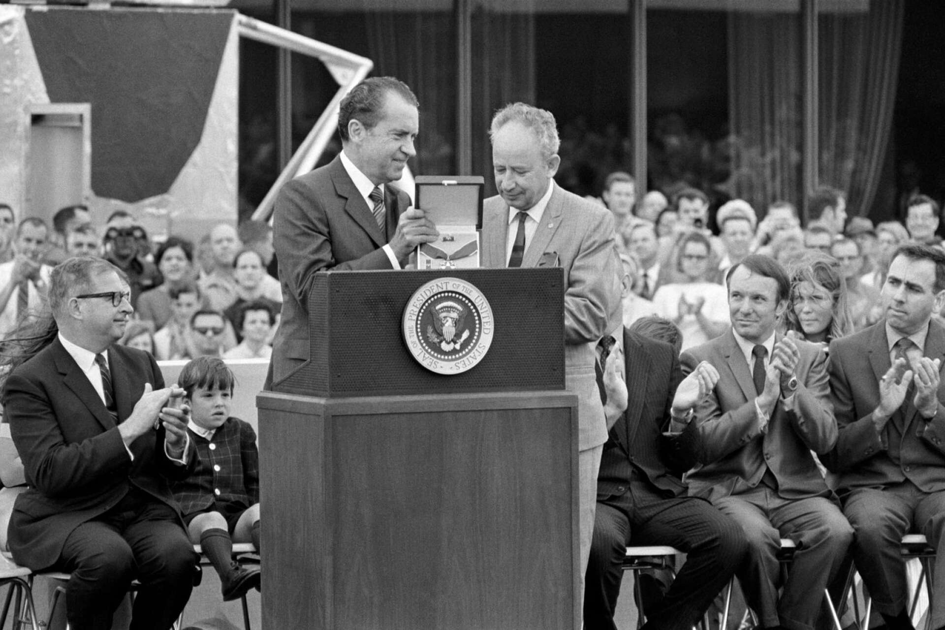 Nixon ger presidentens frihetsmedalj till Sigurd Sjoberg, direktör för flygoperationer.