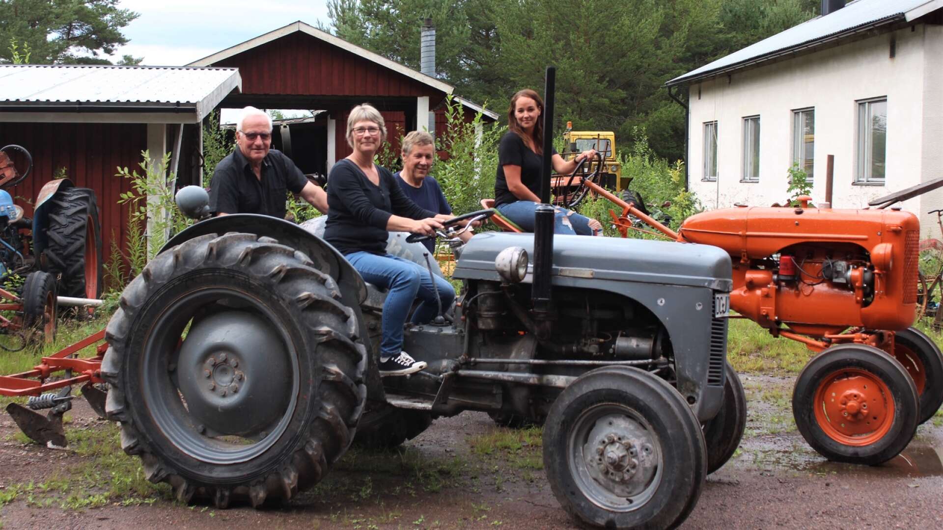 Håkan Nordström, Maria Molin, Hannu Olsson och Emma Olsson är i full gång med förberedelserna inför Teknikdagen i Rudskoga som äger rum på söndag.