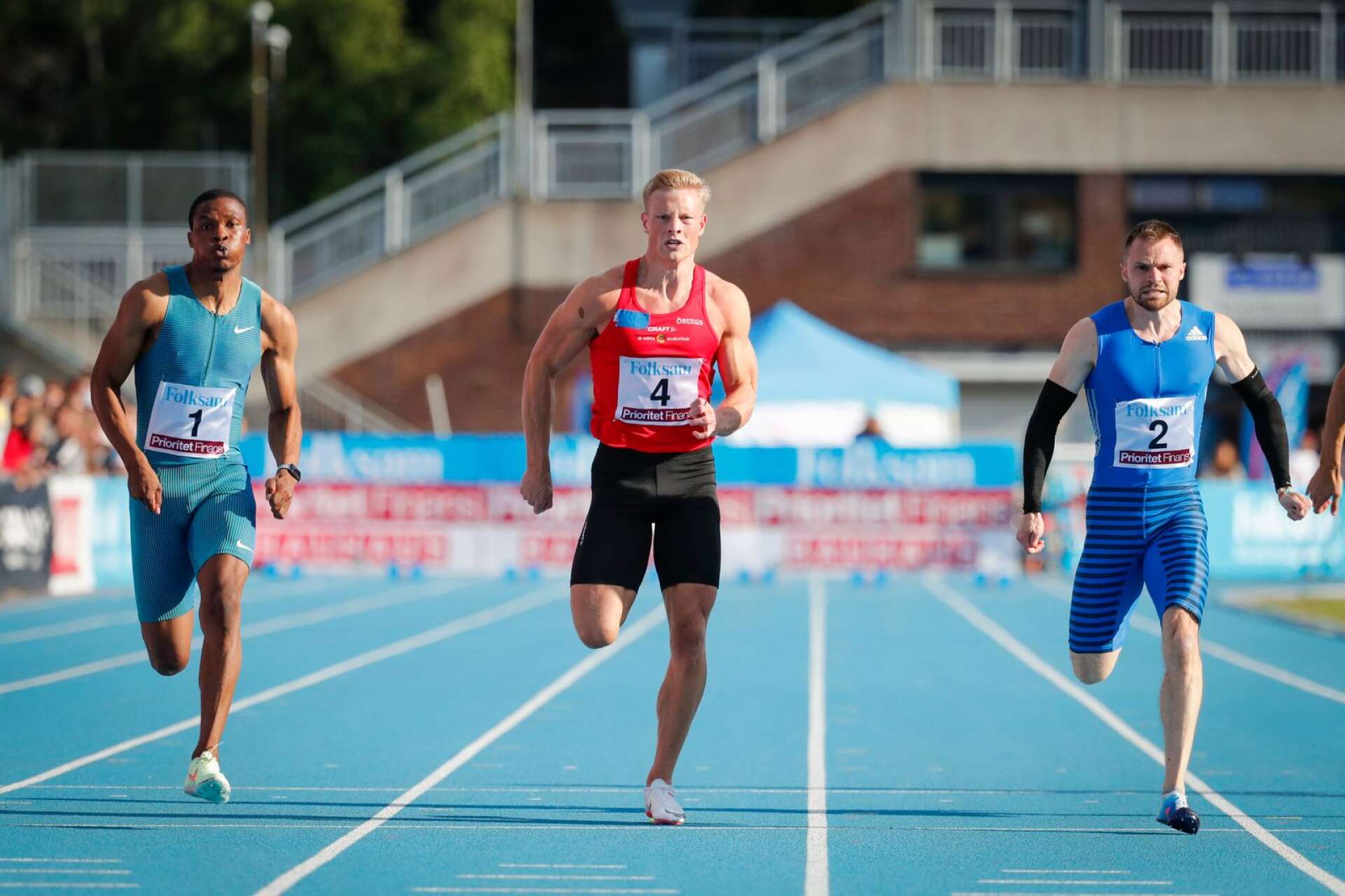 Götasprintern Henrik Larsson sprang 100 meter på 10,30 sekunder. Från vänster: Gift Leotlela, Sydafrika, Henrik Larsson, Sverige och Andrew Robertson, Storbritannien.