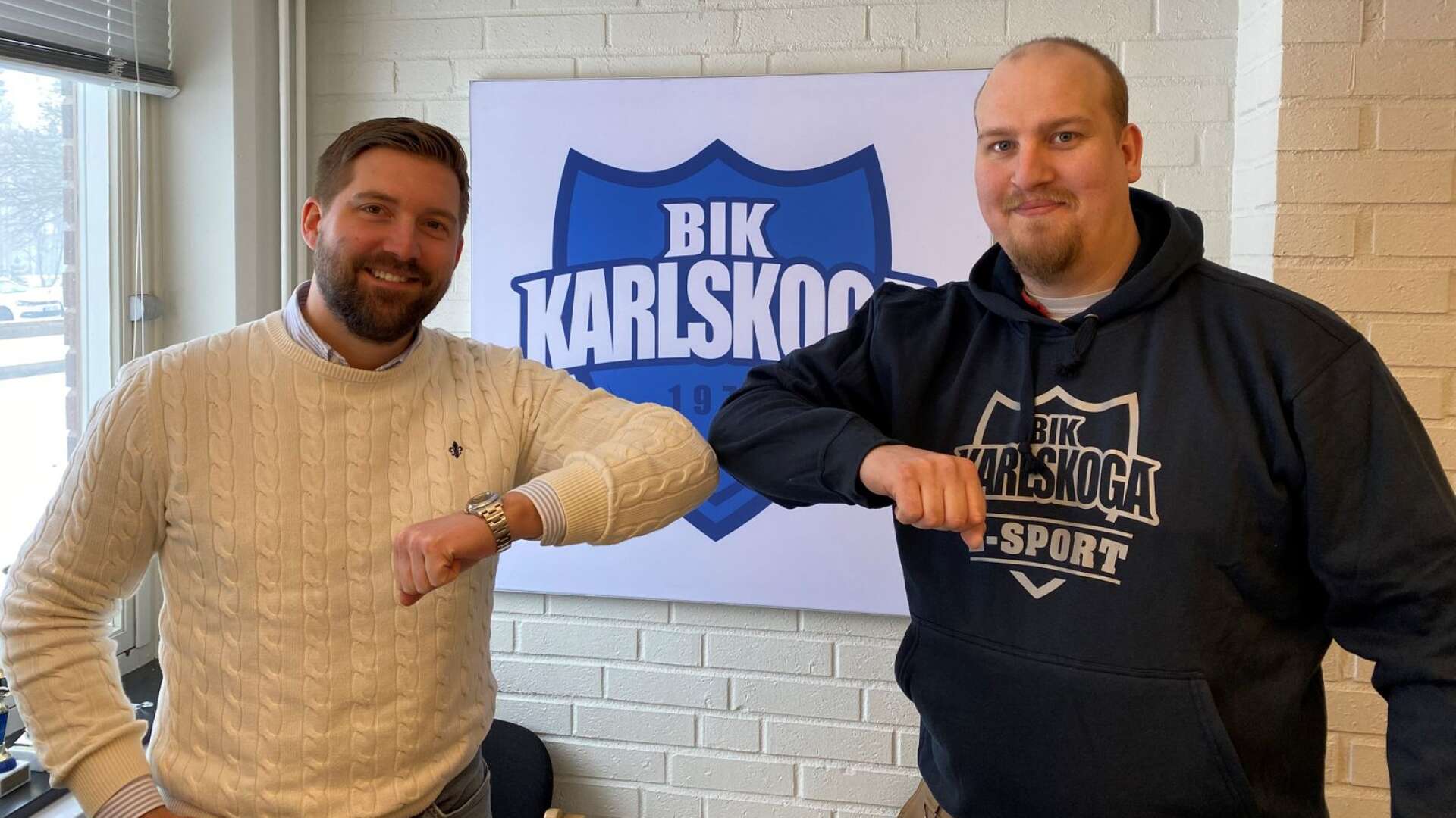 BIK:s marknadschef Jakob Bengtzén tillsammans med Joacim Wilhelmsson (höger) som nu blir general manager för BIK Karlskoga e-sport.