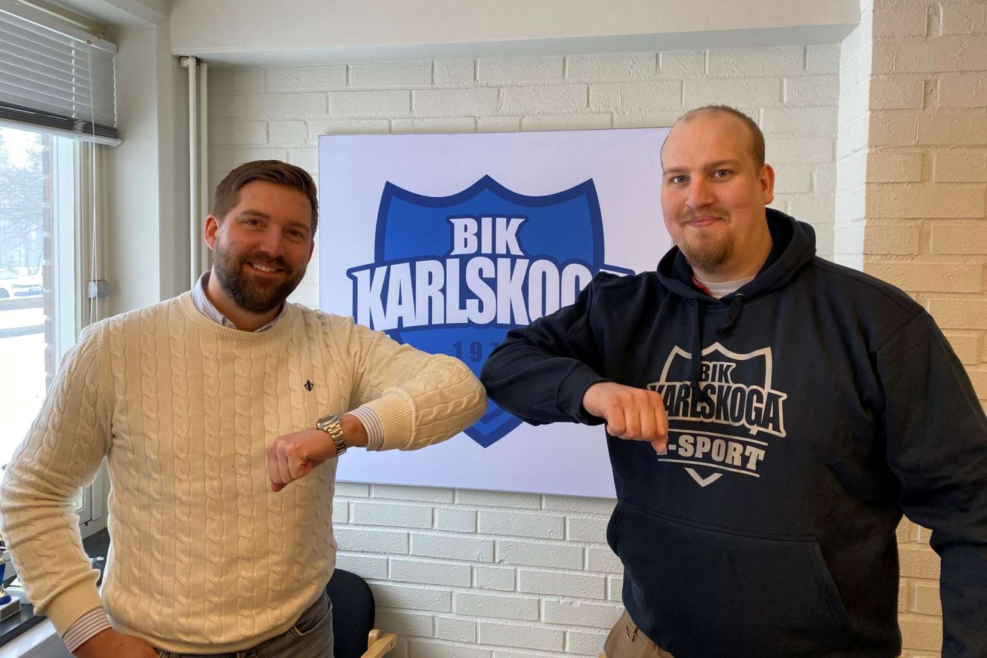 BIK:s marknadschef Jakob Bengtzén tillsammans med Joacim Wilhelmsson (höger) som nu blir general manager för BIK Karlskoga e-sport.