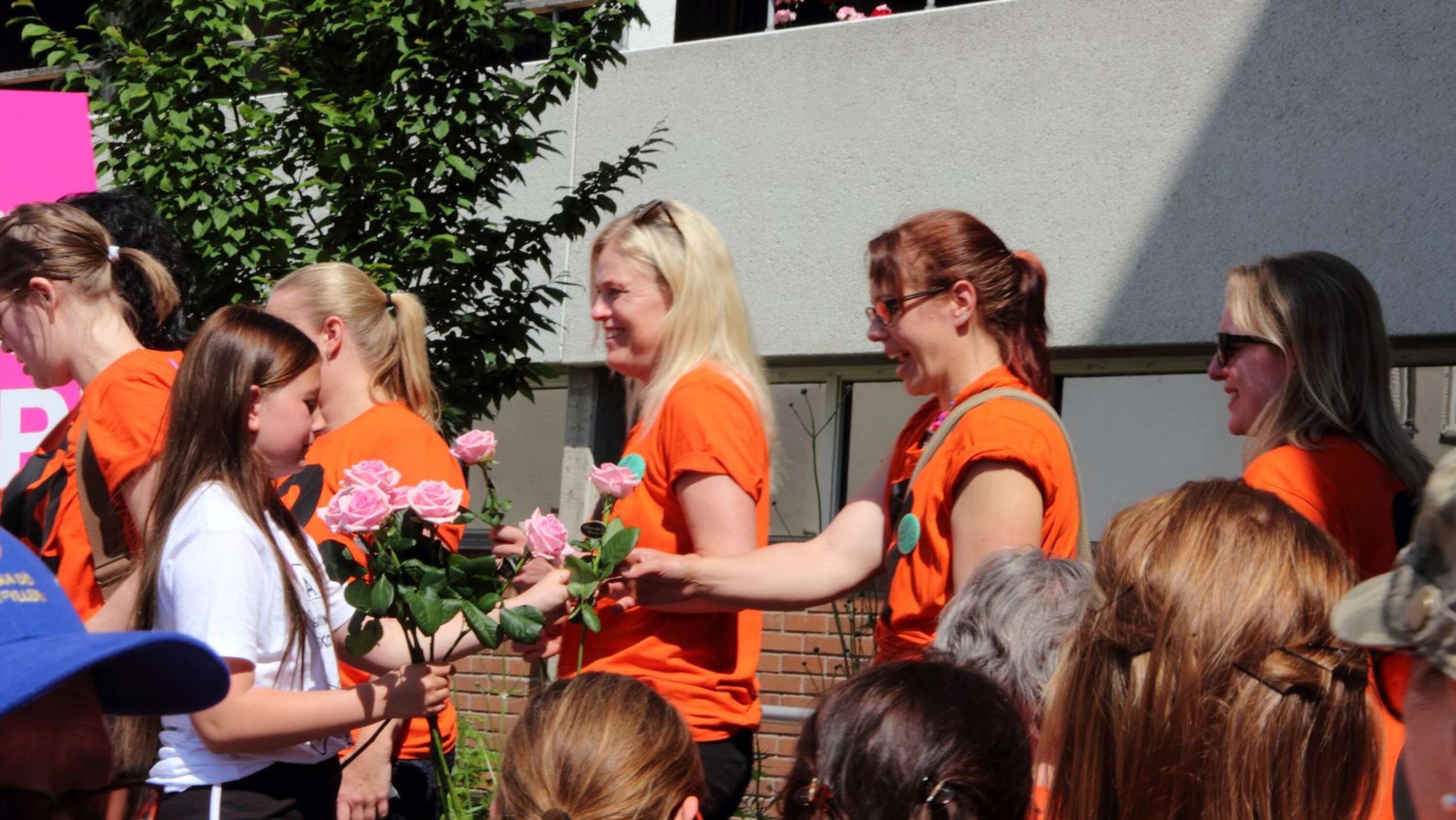 Förlossningspersonalen fick rosor, som Ebba Hagbrand delade ut
