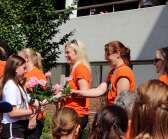 Förlossningspersonalen fick rosor, som Ebba Hagbrand delade ut