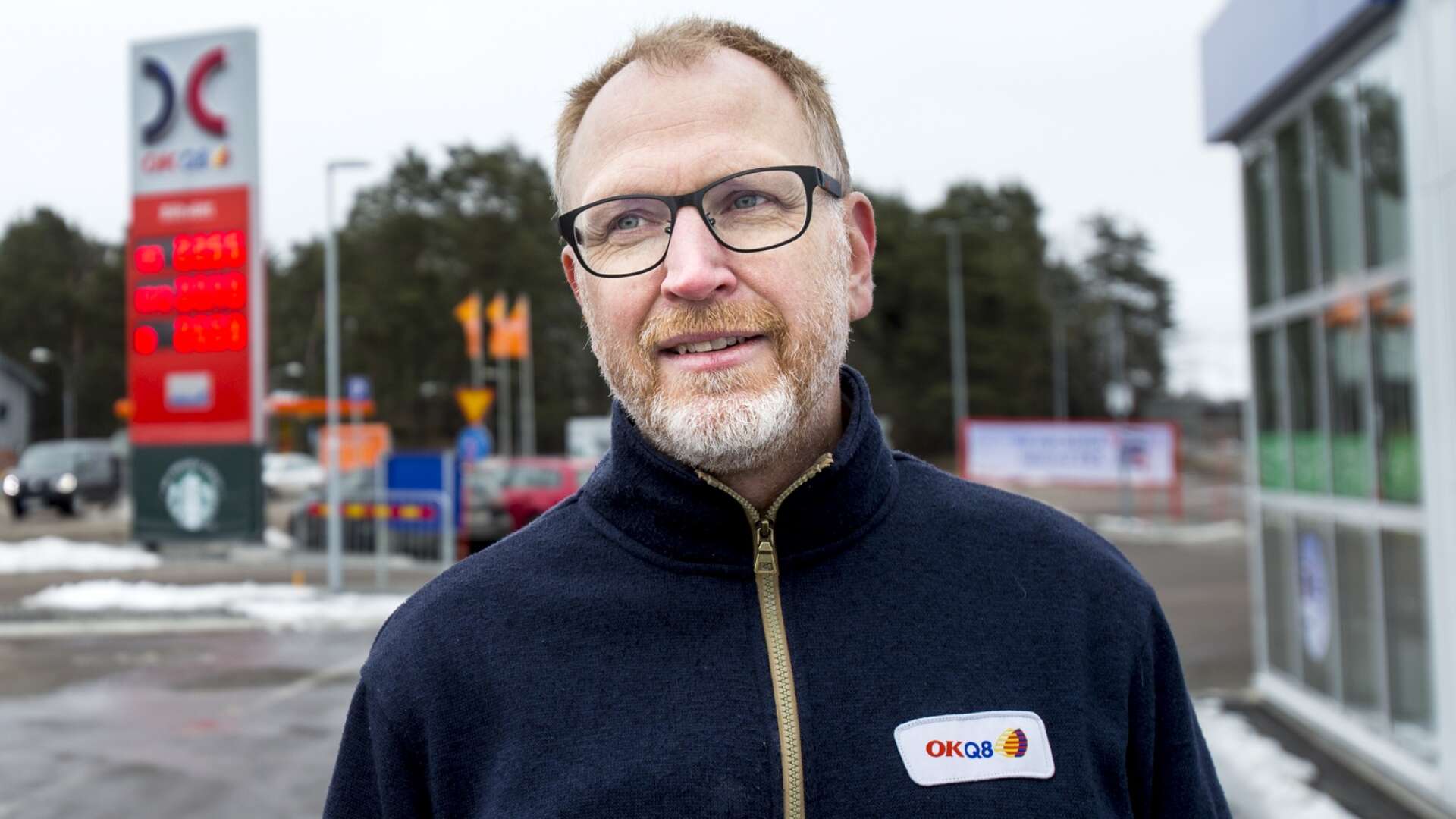 Staffan Eriksson, säljchef på OKQ8 minns hur folk en gång i tiden sa att de skulle ställa bilen om priset går över tio kronor litern. Nu närmar det sig det tredubbla...