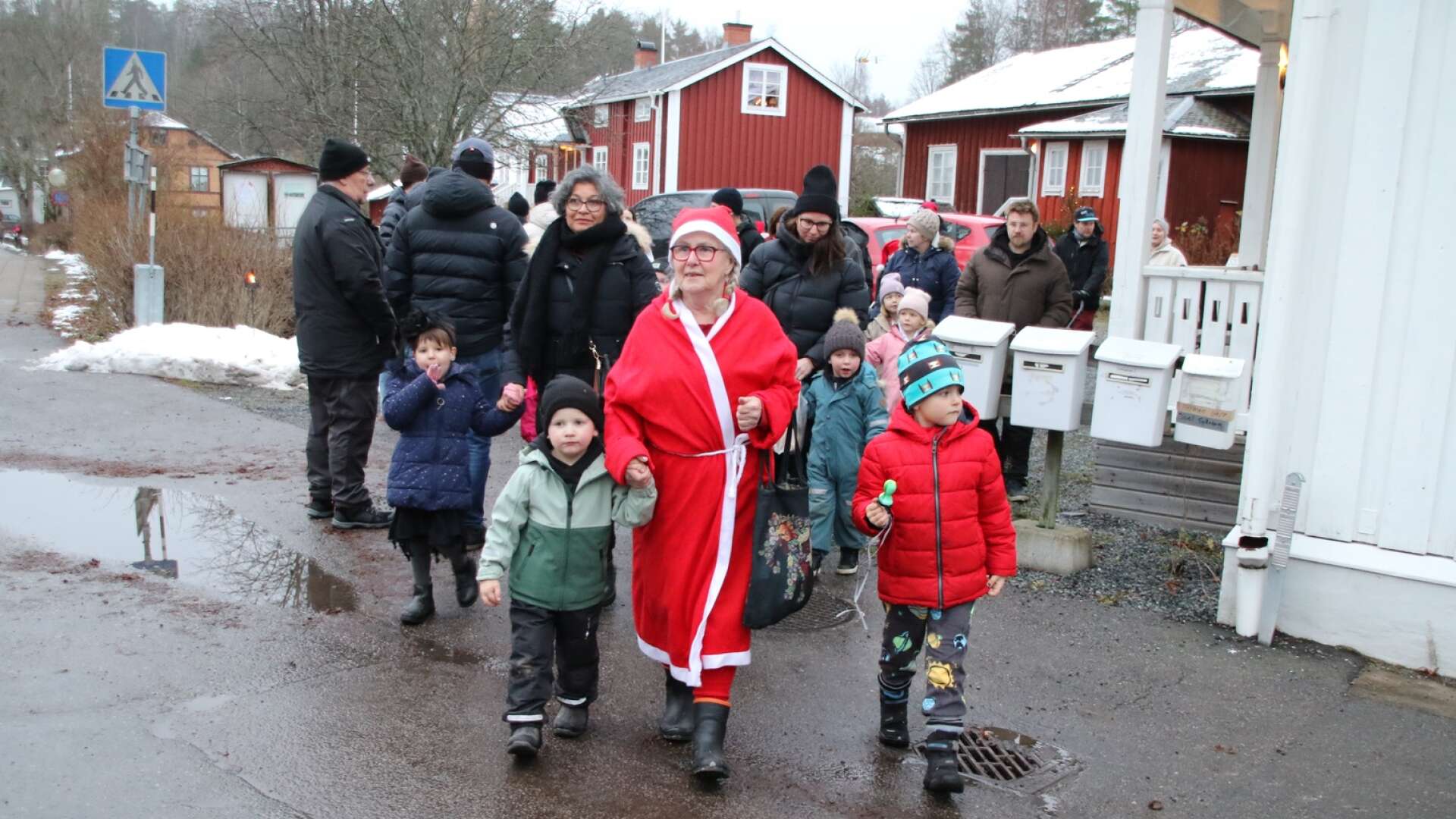 I år firar julmarknaden i Grythyttan 50-års jubileum. Detta firades bland annat med en tomteparad med tomtemor i spetsen. 