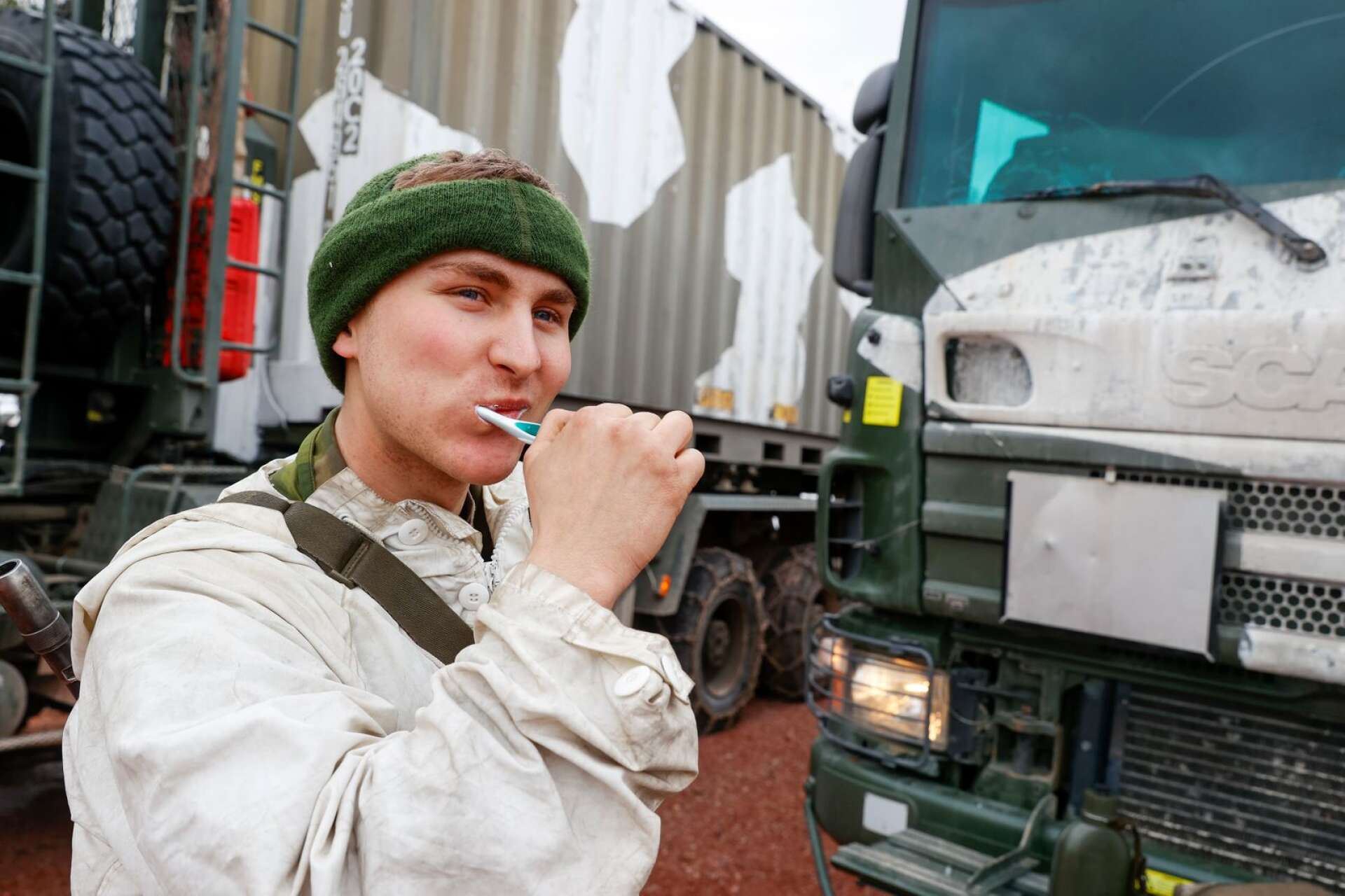 Soldaterna passar på att käka frukost och borsta tänderna i väntan avfärd. Albin Björling, 20, från Jönköping. 