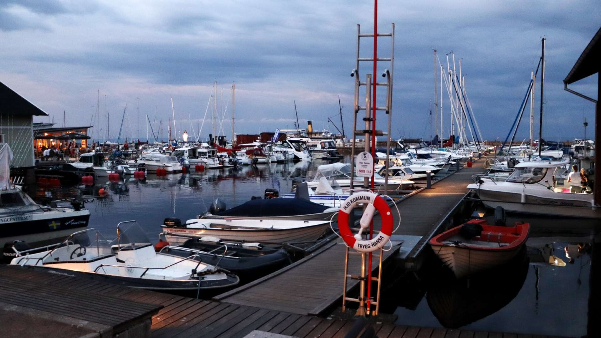 Det är många som står i kö för båtplats i Hjo hamn. Den som vill förtöja en större båt eller husbåt får dock se sig efter annan plats.
