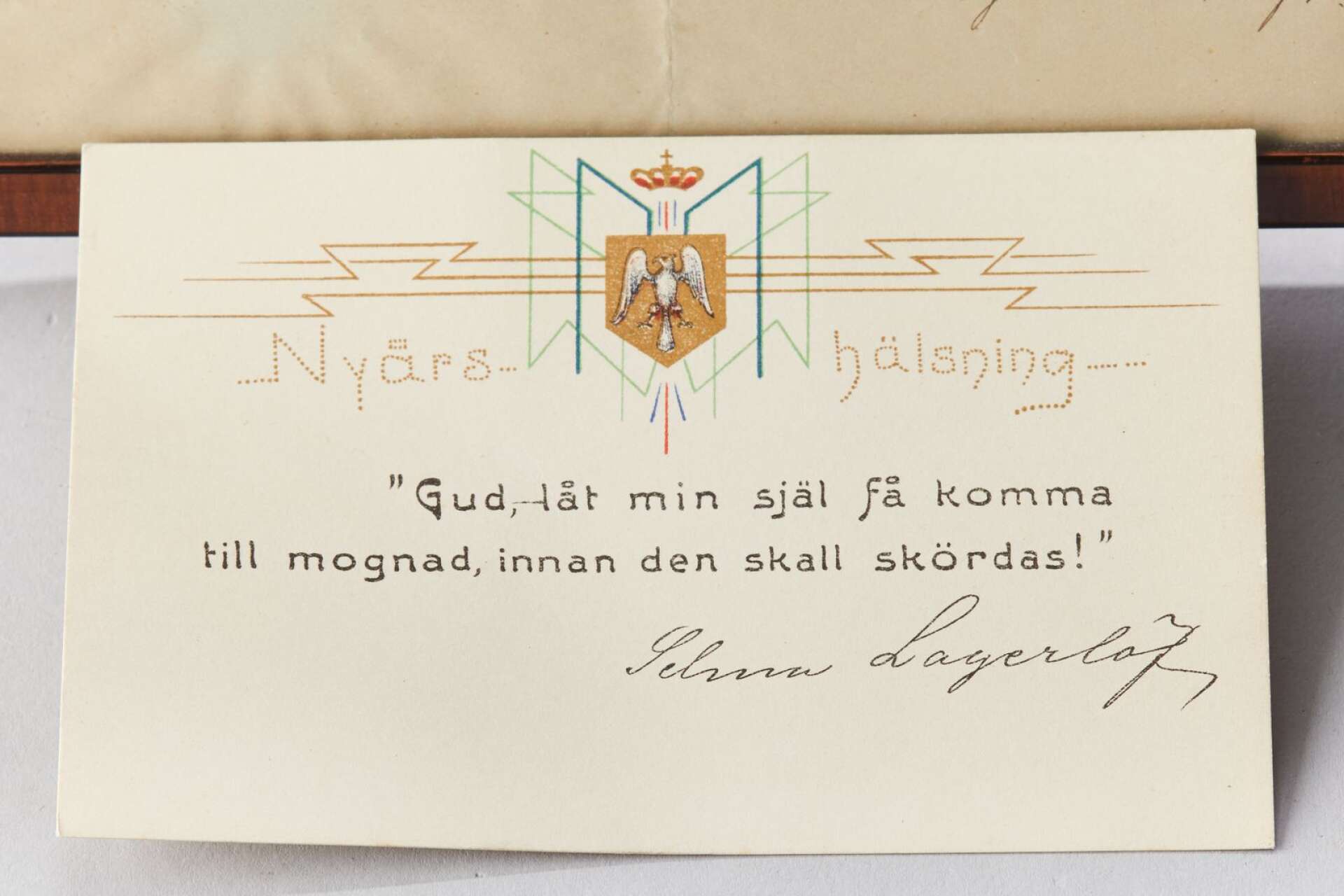 En nyårshälsning, med en bön ur romanen Körkarlen från 1912, undertecknad av Selma Lagerlöf ingår i utropet.