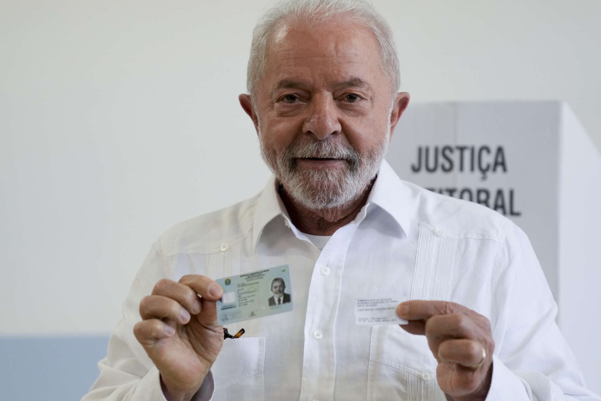 Luiz Inácio 'Lula' da Silva ställer upp sig för bild efter att ha lagt sin röst i söndagens andra omgång.