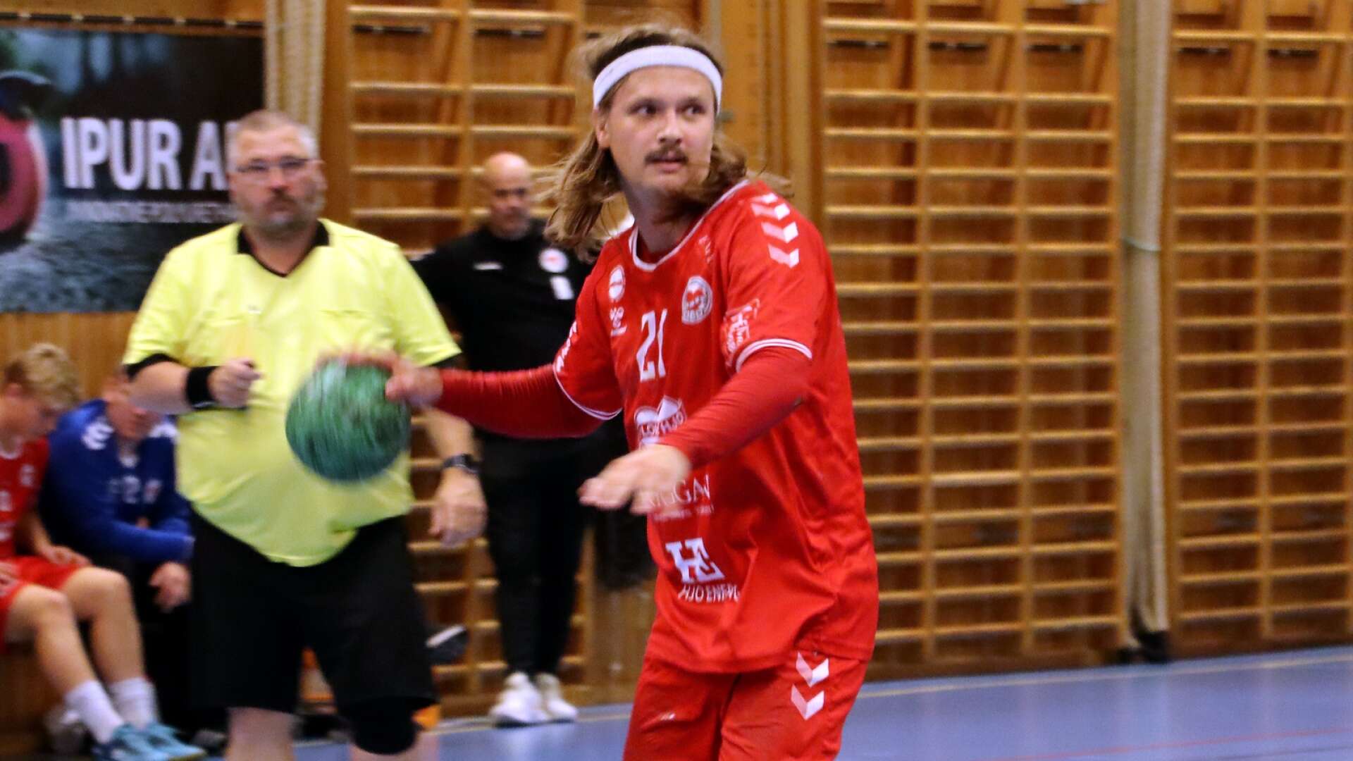 Mattias Rosebrink Lindqvist gjorde 13 mål, men trots det förlorade HK Guldkroken första matchen i Svenska cupen mot division 4-laget Vårgårda.