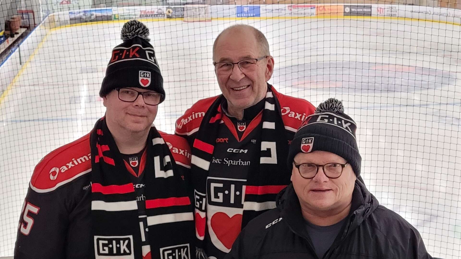 Joakim Nilsson, Bosse Andersson och Åke Eldenholm är redo för enkronasmatchen på söndag. Nu hoppas de på fler sponsorer och mycket publik.