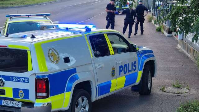 En man har nu häktats i sin utevaro, misstänkt för mordförsöket på Strand i Karlstad i början av juli.