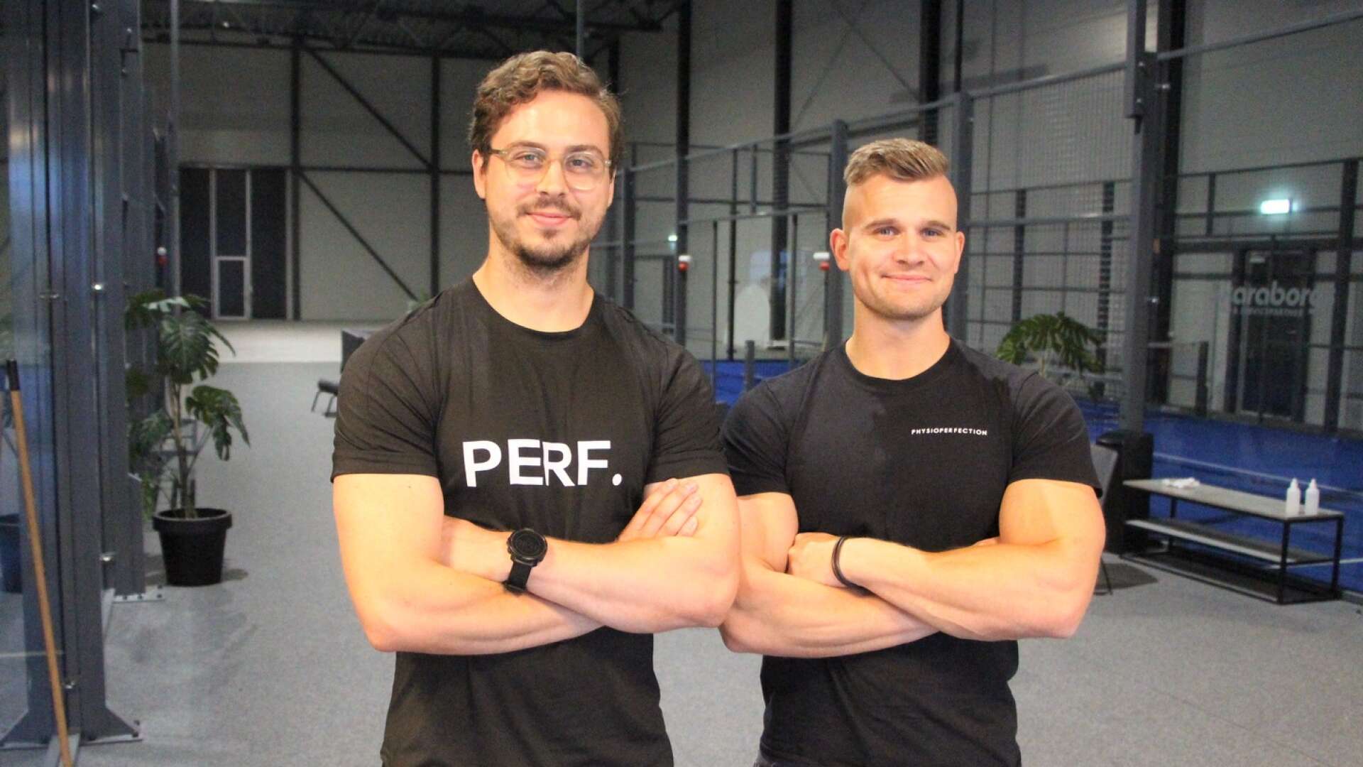 Vännerna Petter Århäll (vänster) och Viktor Rosengren (höger) slår ihop sina krafter och öppnar ett gym som ska ta upp halva padelhallen i Töreboda.
