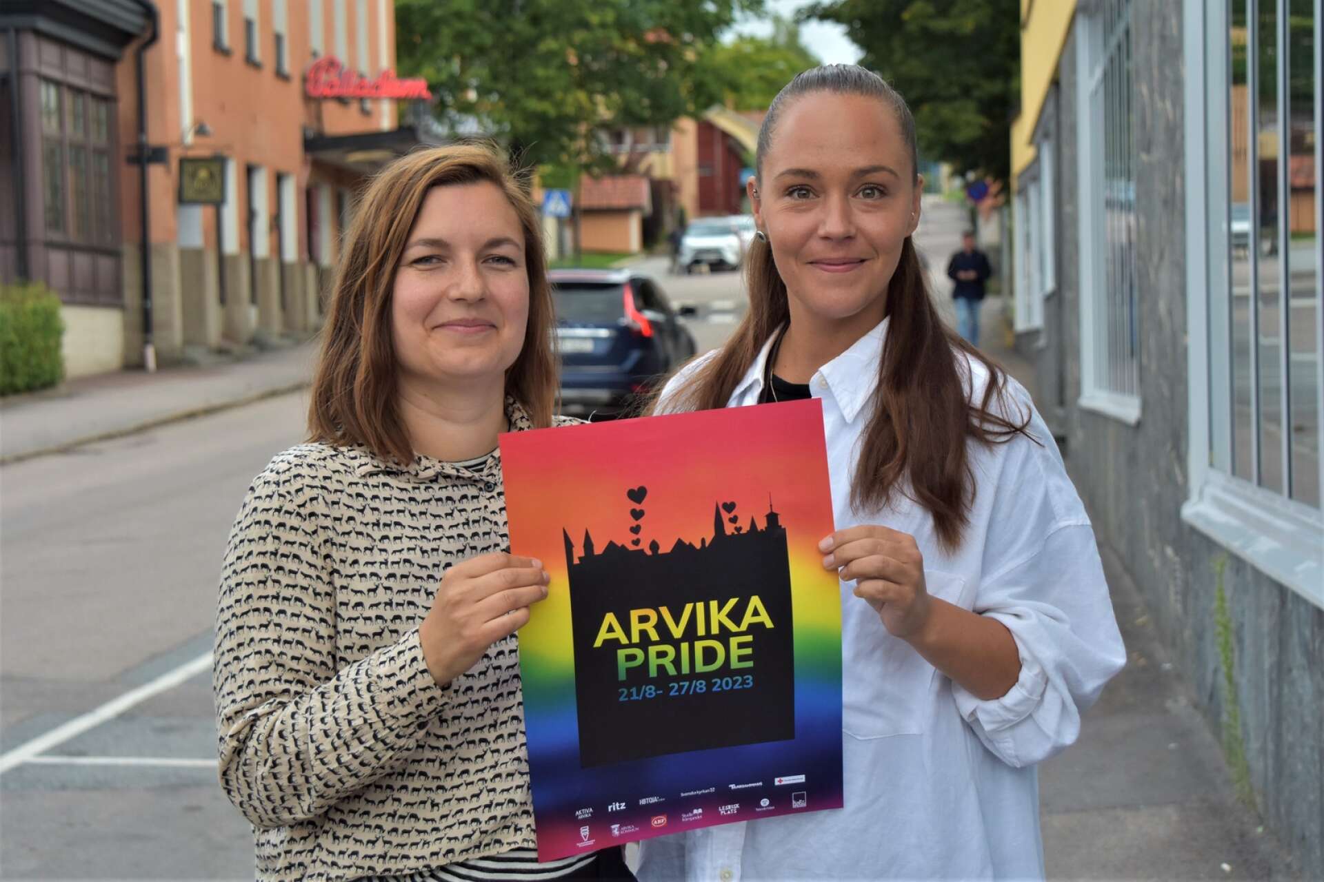 Ronja Lindgren från Studieförbundet Vuxenskolan och Jennie Ingemarsson på Aktiva Arvika är i gång med förberedelserna inför årets Pridevecka. En vecka som sätter allas lika värde och kärlek i fokus – och som många olika aktörer samarbetar kring. 