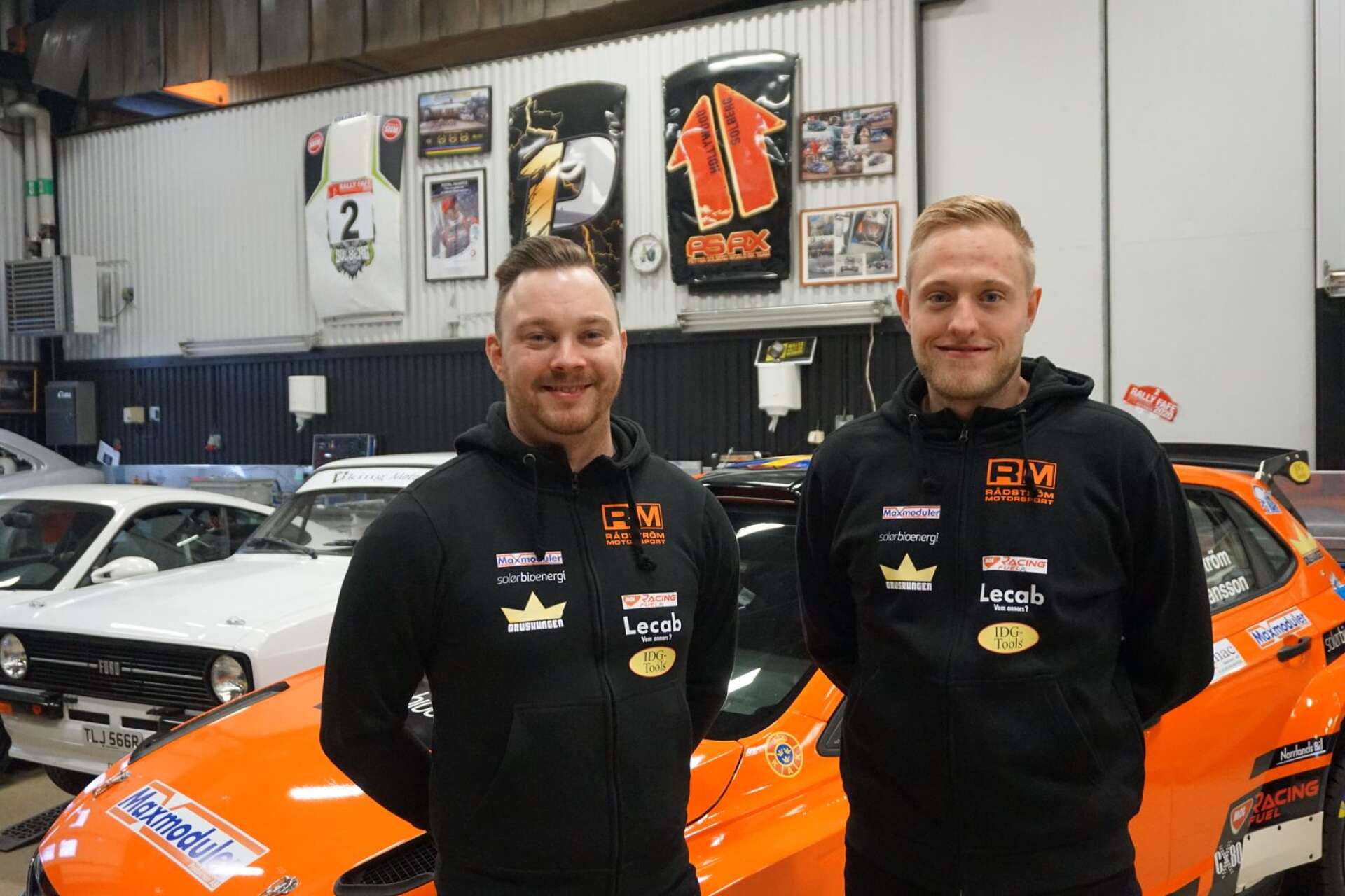 Dennis Rådström (höger) tillsammans med kartläsare Johan Johansson går för segern i rally-SM.