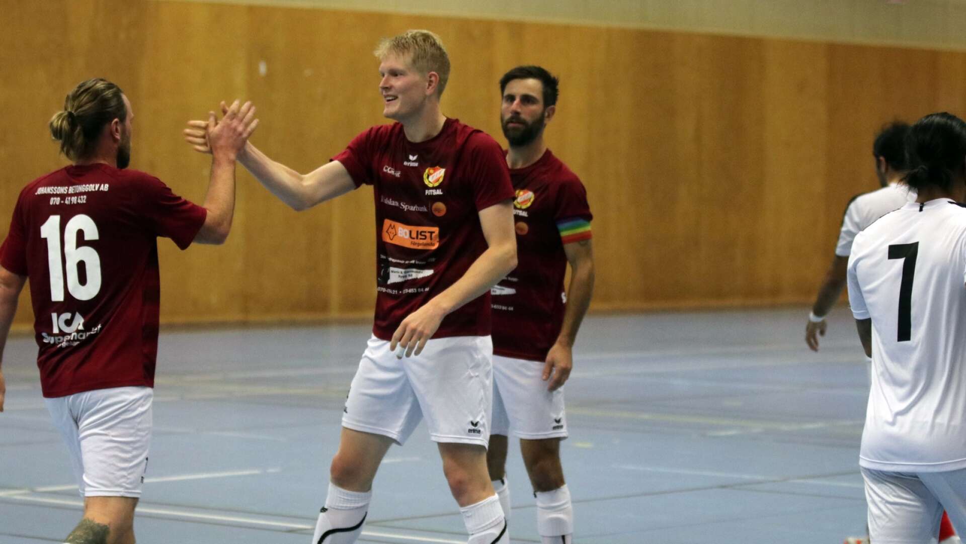 Daniel Blom (mitten) gjorde två mål när Färgelanda plockade en poäng hemma mot FC Lidköping United.