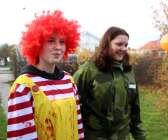 Felicia Hallström och Lowa Borg var två av ungdomarna som körde Halloweenracet. De vann också pris för sin utklädnad.
