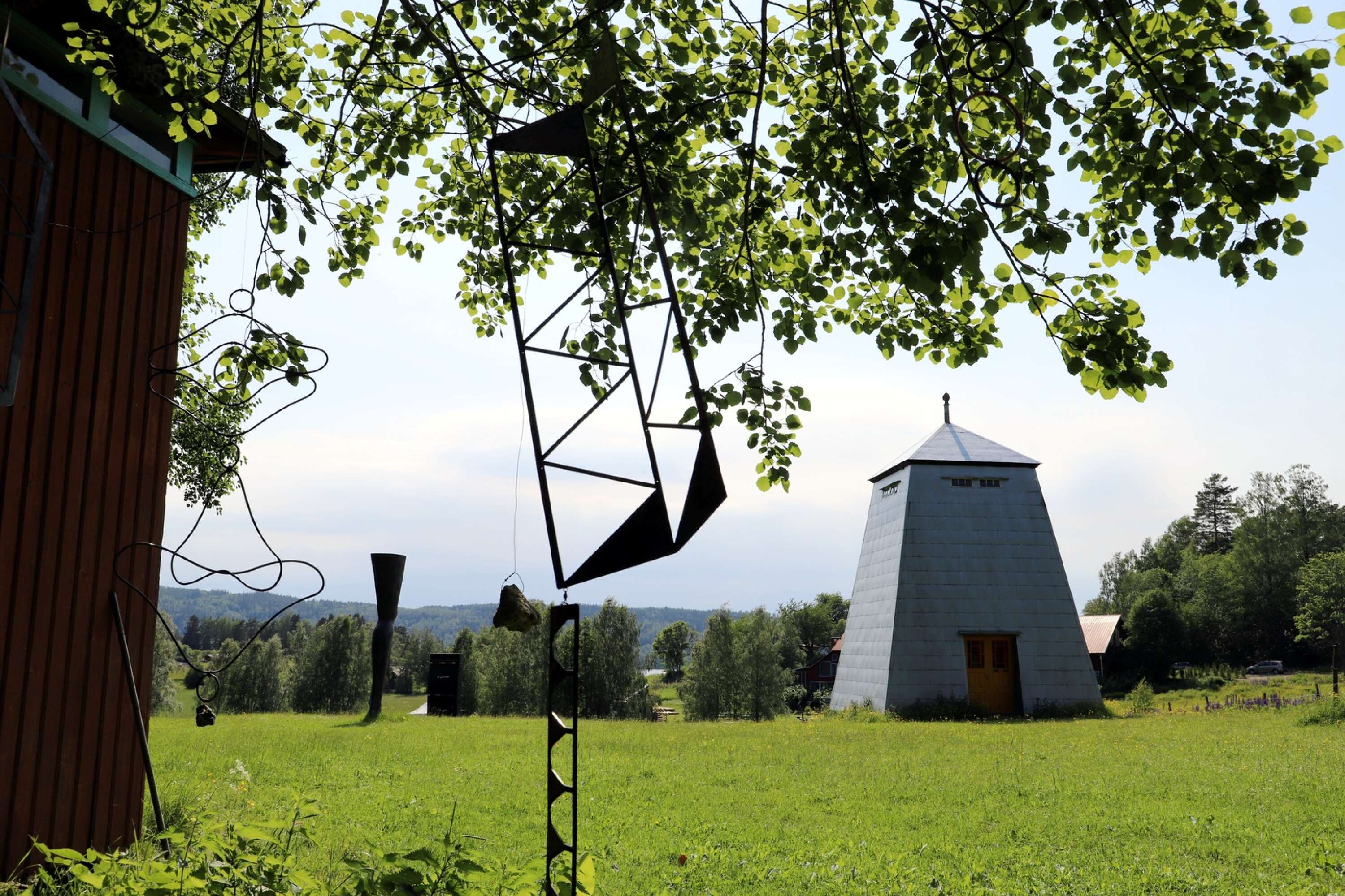 Carin Ellbergs hängande skulpturer avtecknar sig mot himlen och grönskan.