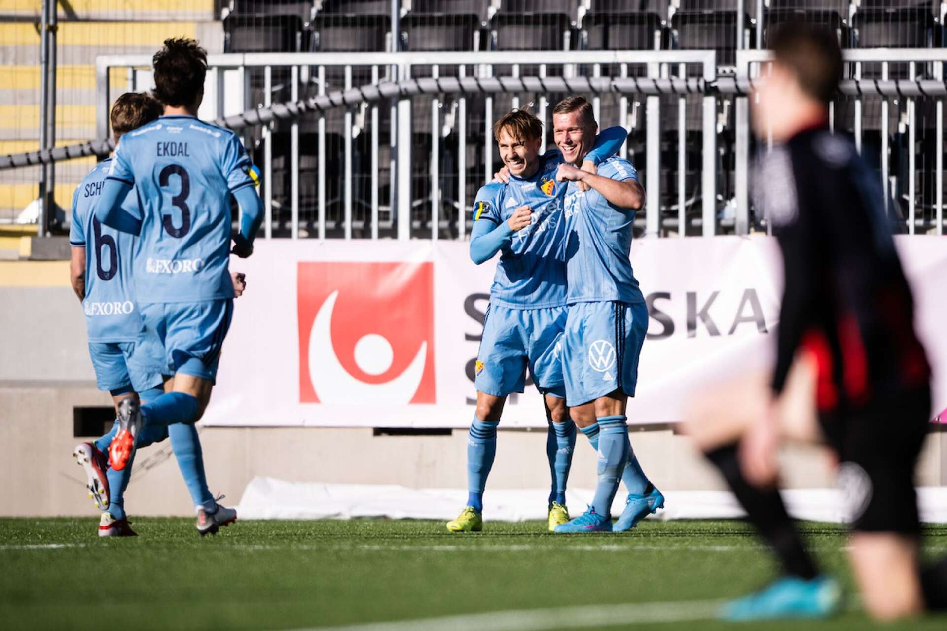 Victor Edvardsen och Pierre Bengtsson jublar efter ett av Djurgårdens mål i cupen.