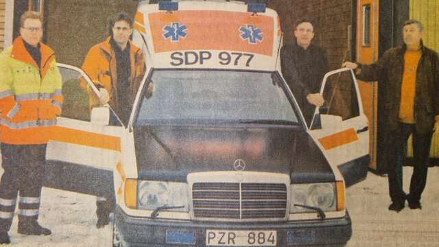 Peter Gustafsson, Hans-Magnus Höjdén och Thomas Höjdén är tre av totalt sex ambulasförare vid Ambulanscentralen i Åmål. Längst till höger på bilden ses också företagets grundare Mats Höjdén.