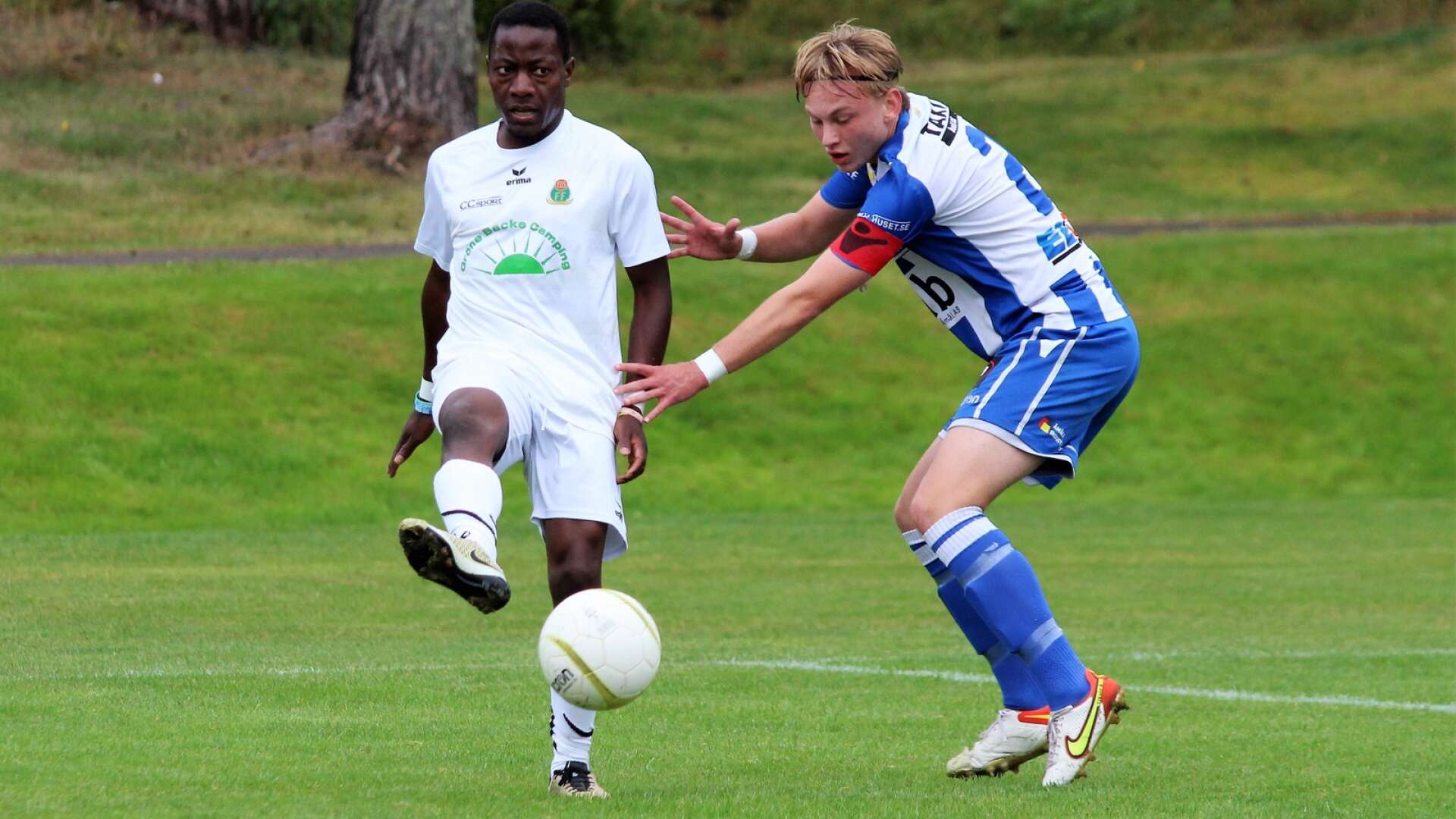 Melleruds IF visar intresse för IFK Åmåls lagkapten Albin Svensson. Här syns han i kamp om bollen med Eds Ahmed Ziku Jaggwe. 