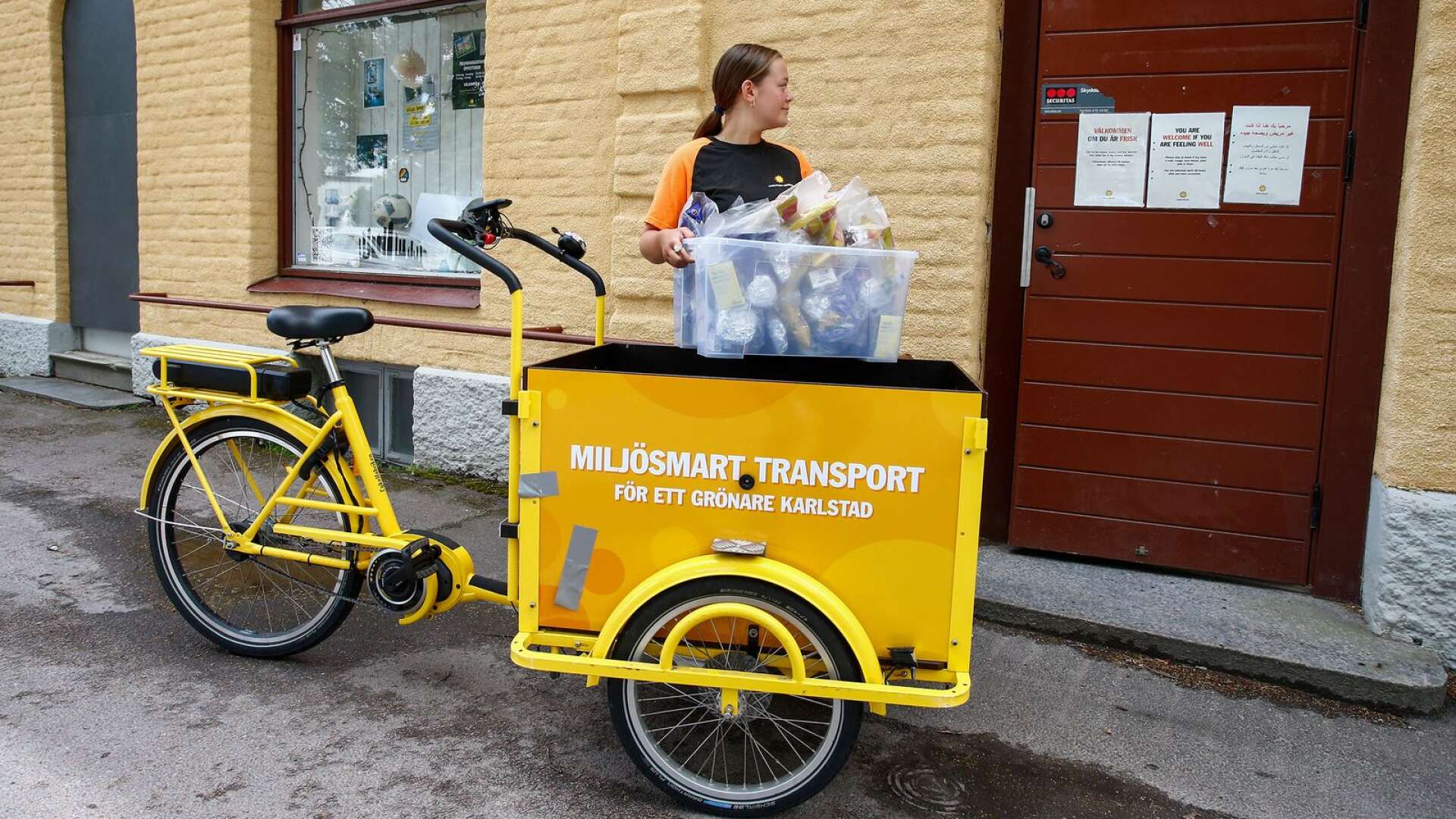 Redo för avfärd. Linn Johansson har precis lastat alla mellanmålspåsar på cykeln.