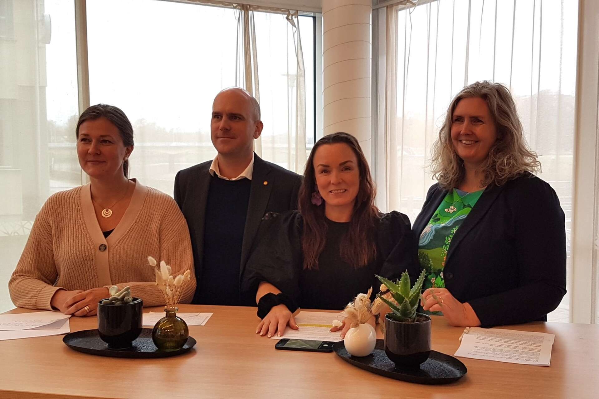 Det grönröda styrets kommunalråd Frida Nilsson (C) Anders Tallgren (S), Linda Larsson (S) och Monika Bubholz (MP) presenterade på måndagen ändringsbudgeten för 2024.